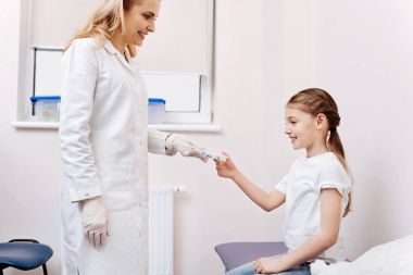 Gülümseyen doktor hastasını ayakta