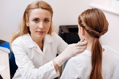 Küçük kız ile kamera arkasında poz