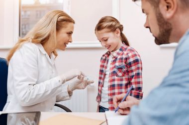 Mutlu küçük bayan hasta çocuk doktoru boyuyla arıyorsunuz
