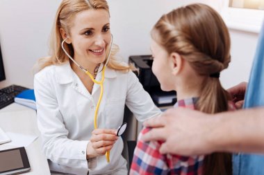 Mutlu genç doktor sağlık pozisyon kontrol