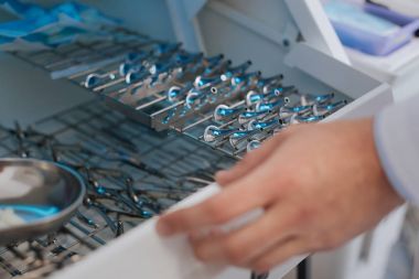 Açılan özel araçlarıyla kutu