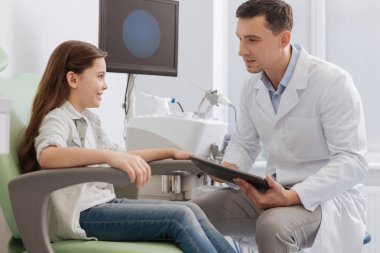 Ciddi genç doktor tablet kullanma