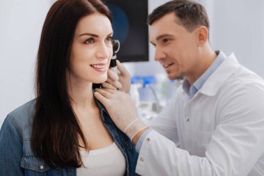 Genç güzel esmer pozitif ifade