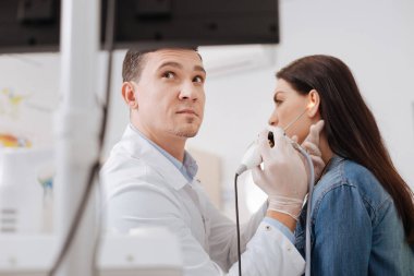 Çok dikkatli doktor alnına kırışıklıklar