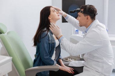 Pozitif otorhinolaryngologist burun onun hastanın kontrol
