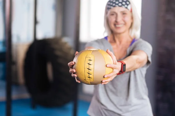 Bollsporter som hålls av en trevlig äldre kvinna — Stockfoto