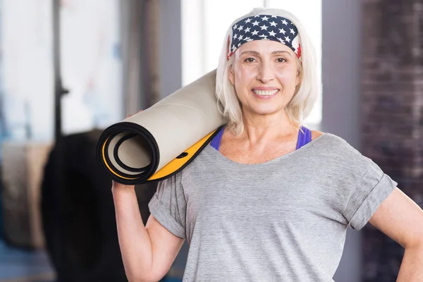 Heureuse femme sportive étant de bonne humeur — Photo