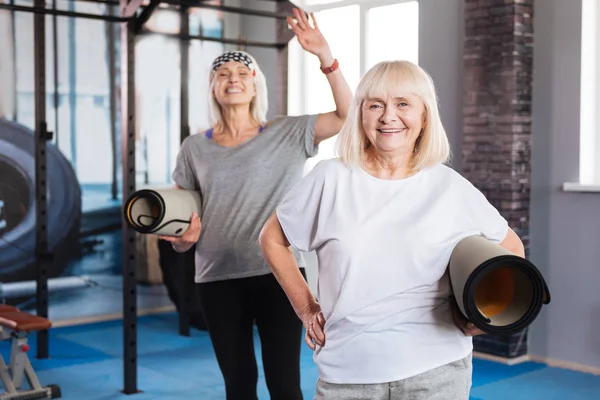 Heureuses femmes âgées profitant de leur temps dans un club de fitness — Photo