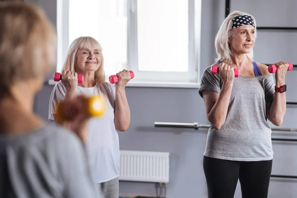 Nice mulheres desportivas ter aulas de fitness juntos — Fotografia de Stock