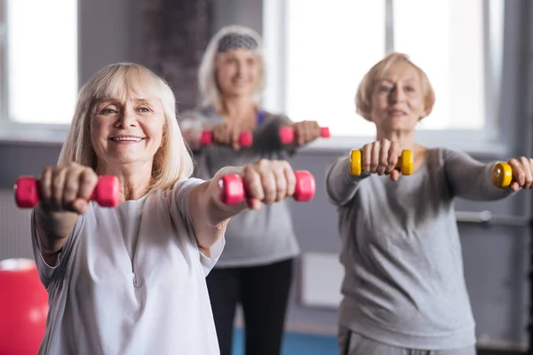 Mulheres persistentes positivas tentando perder algum peso — Fotografia de Stock