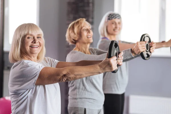 Mulher ativa alegre fazendo um exercício físico — Fotografia de Stock