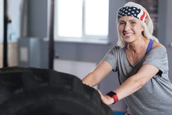Wanita positif yang gembira menikmati latihan fisik — Stok Foto