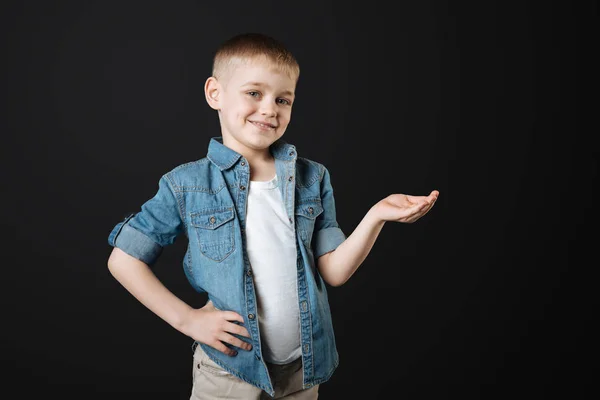Niño pequeño poniendo su mano derecha en la cintura —  Fotos de Stock