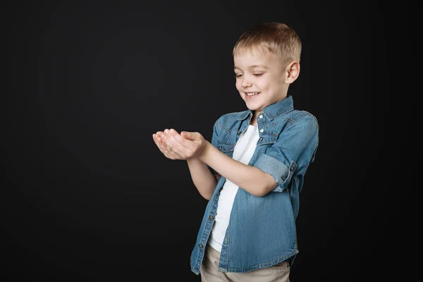 Niño feliz sosteniendo sus manos juntas —  Fotos de Stock