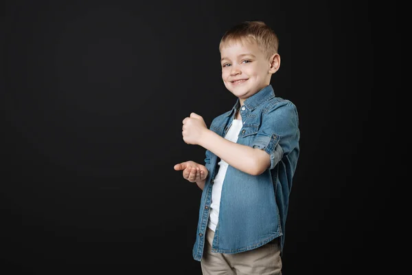 Deliziato ragazzo guardando dritto alla fotocamera — Foto Stock