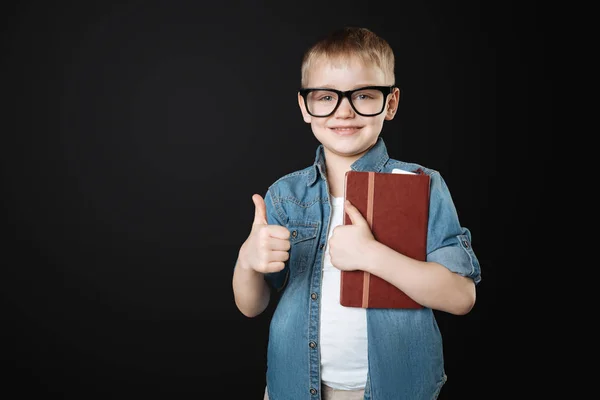 Kleine jongen op zoek zeer gelukkig — Stockfoto