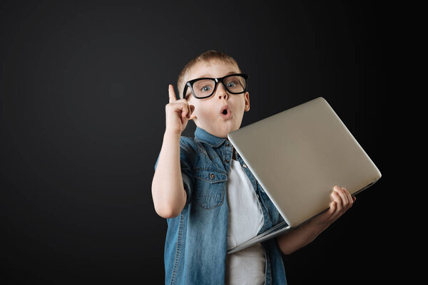 Удивлённый мужчина держит глаза широко открытыми
