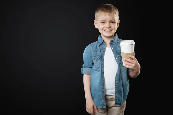 Positivo encantado niño sosteniendo taza de papel de café —  Fotos de Stock