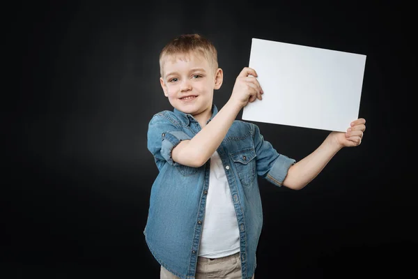 Knappe man kind poseren met vel papier — Stockfoto