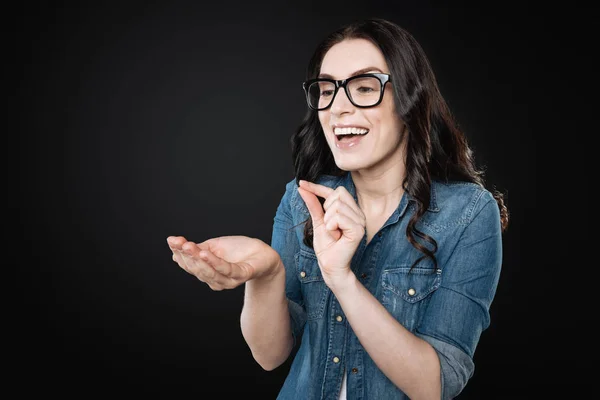 Schöne junge Frau, die sich einige Dinge ausdenkt — Stockfoto