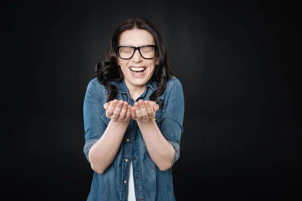 Счастливая кудрявая девушка в очках — стоковое фото