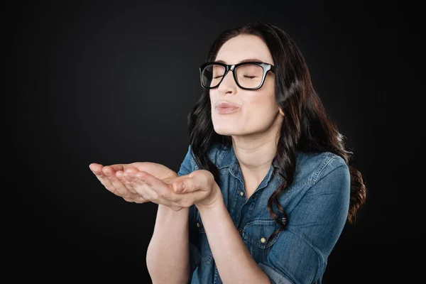 Atractiva morena manteniendo los ojos cerrados — Foto de Stock