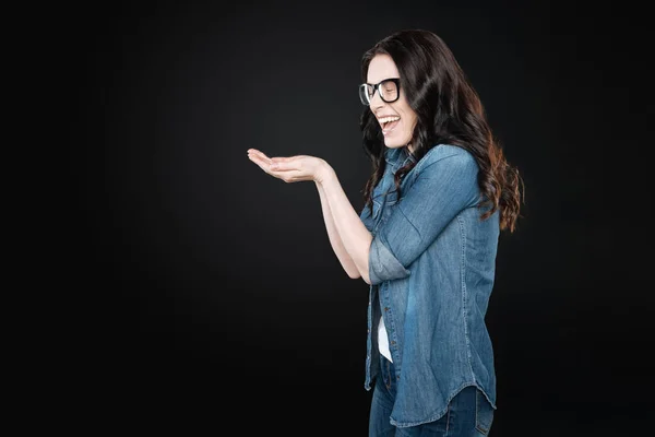 Positiv kvinna att hålla munnen bred öppnas — Stockfoto