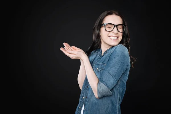 Lustiges Mädchen drückt vor Freude die Augen zu — Stockfoto