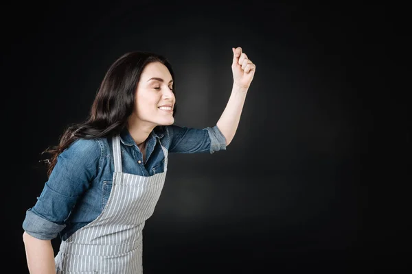 Jolie jeune femme exprimant la positivité — Photo