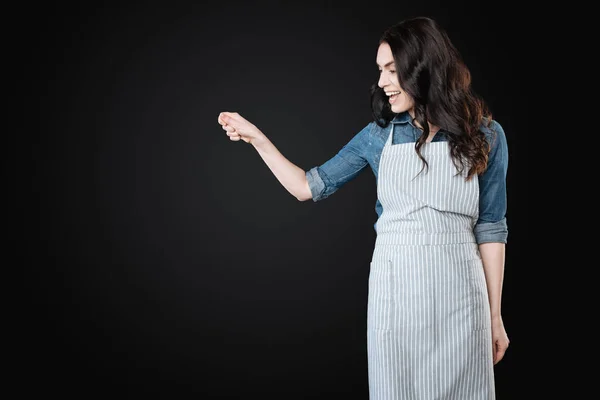 Mooie brunette draaien haar hoofd naar juiste gezicht — Stockfoto