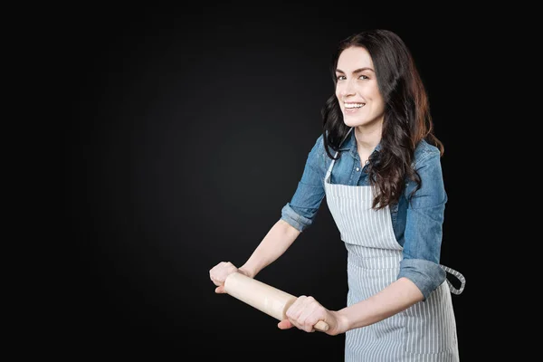 Leuk meisje die zich voordeed op zwarte achtergrond — Stockfoto