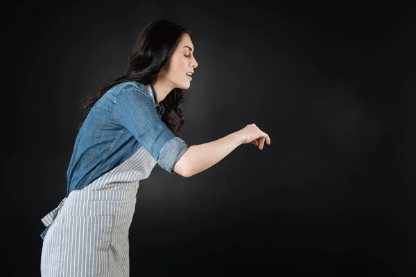 Sehr aufmerksam brünette check sie teller — Stockfoto