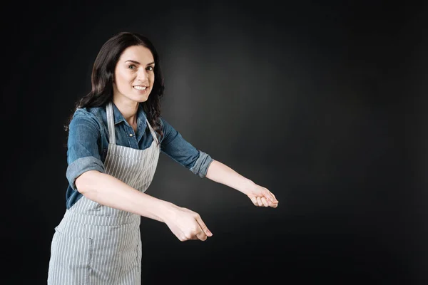 Positieve verheugd vrouw houden keuken item — Stockfoto