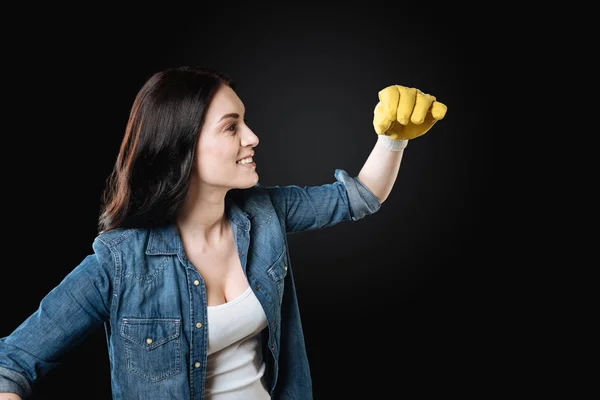 Positieve blij brunette kijken naar haar hand — Stockfoto