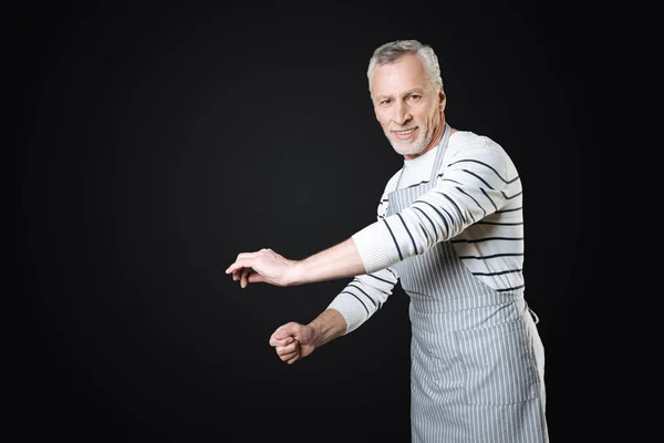 Portret van knappe man tijdens het koken — Stockfoto