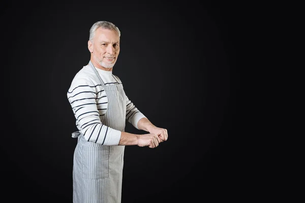 Sonriente cocinero imaginando que empujar carro de comida —  Fotos de Stock