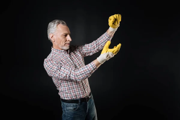 Uomo attento indossare guanti di gomma — Foto Stock