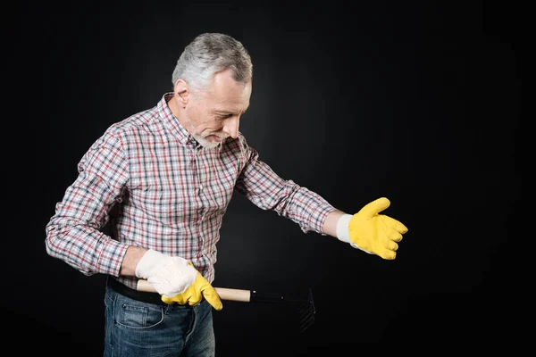 Pensionné attentif travaillant avec râteau — Photo