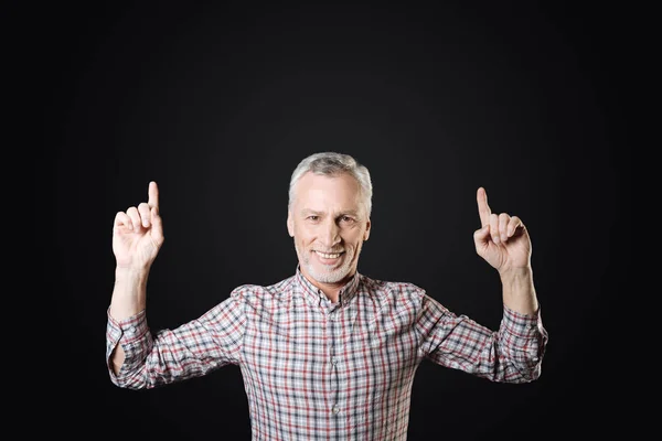人差し指を上げるハンサムな正男の肖像 — ストック写真
