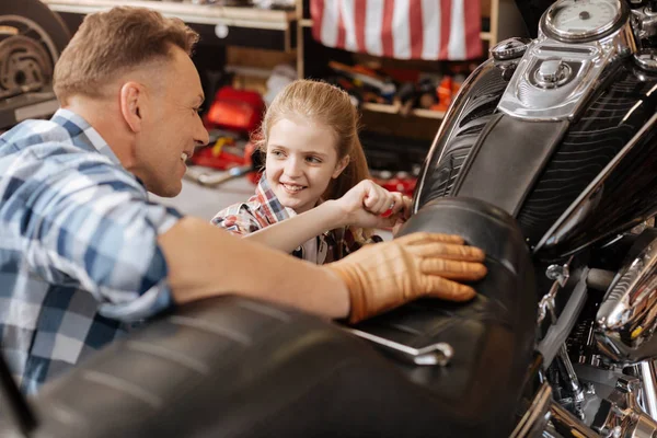 Cooler Papa bringt seinem Kind ein paar Dinge über Fahrräder bei — Stockfoto