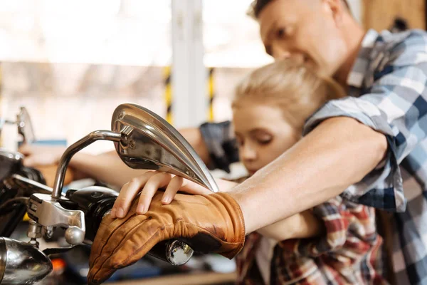 Biker pappa och hans dotter som planerar en bilsemester tillsammans — Stockfoto