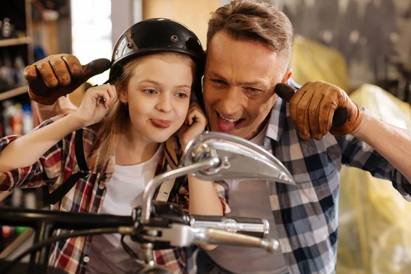 Adorable familia de motociclistas haciendo caras divertidas — Foto de Stock