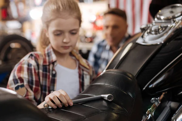 Motivé enfant enthousiaste réparer un vélo comme un pro — Photo