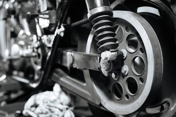 Obrázek zastíral kolo v mechanice workshop — Stock fotografie
