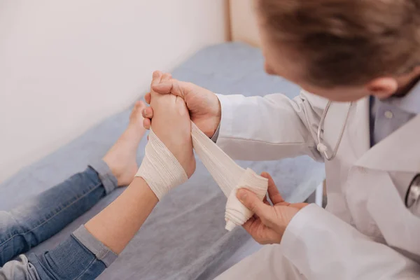 Cuidar a un reumatólogo competente que emplea equipo médico — Foto de Stock