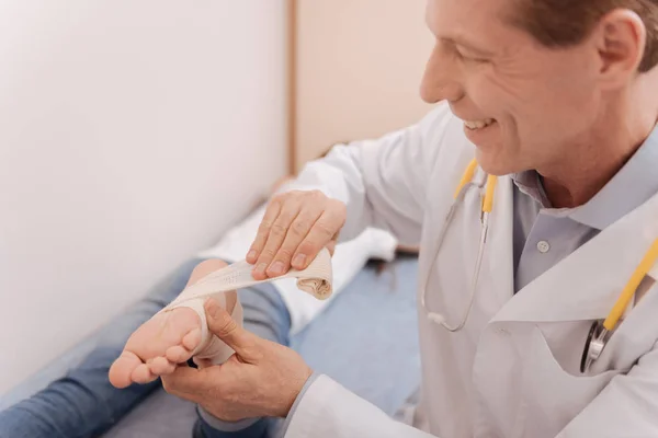 Niza médico que cuida la realización de procedimiento médico — Foto de Stock