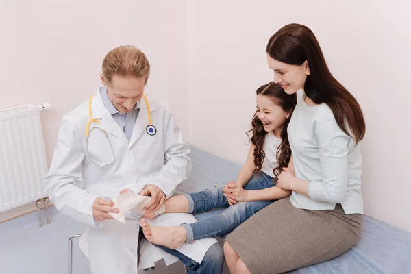 Niño tonto positivo que recibe tratamiento médico — Foto de Stock