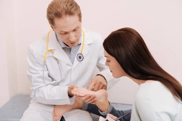 Vårdande Smart dam försöker förstå diagnosen — Stockfoto