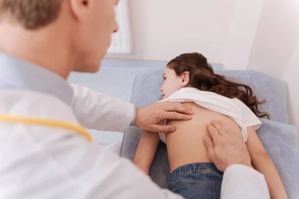 Mooie jonge dame met haar rug gecontroleerd — Stockfoto