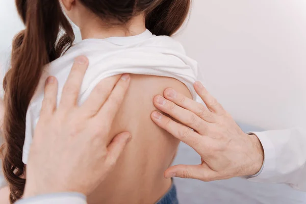Rheumatologist terlatih yang sangat baik melihat tanda-tanda skoliosis — Stok Foto